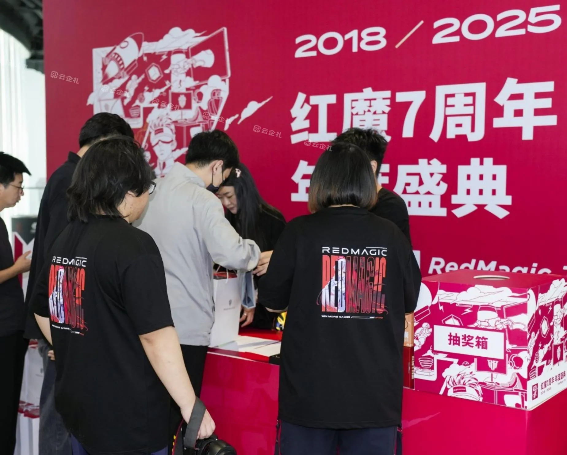 红魔7周年纪念：科技与潮流的完美融合